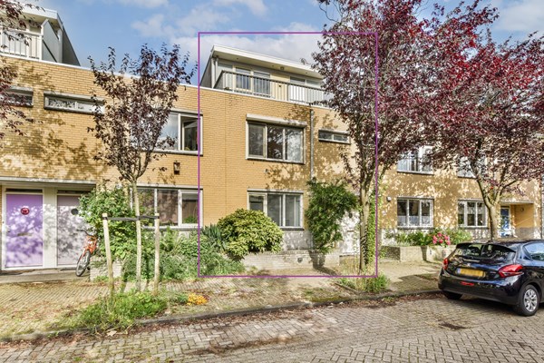 Ruim en stijlvol wonen! Welkom in deze volledig gerenoveerde woning met 4 slaapkamers (5 mogelijk), 2 badkamers, een zonnige achtertuin en een heerlijk dakterras.  